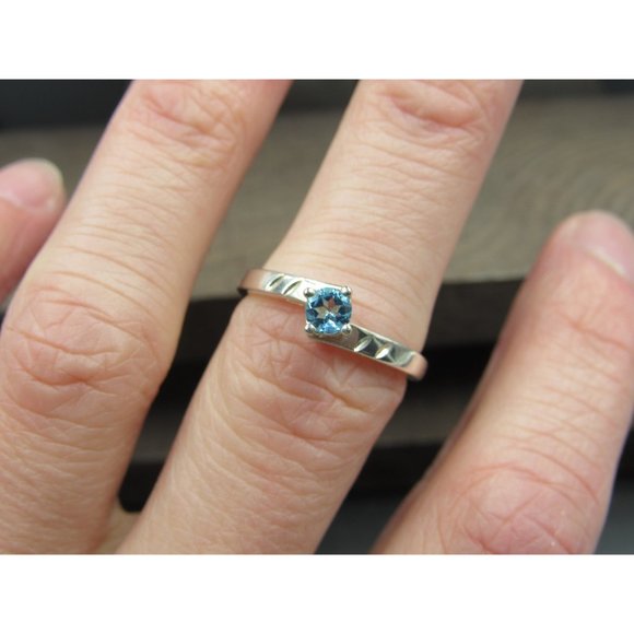Size 7.75 Sterling Silver Small Blue Topaz Gem With Accent Pattern Band Ring - Picture 3 of 7